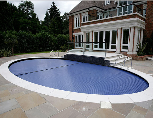 Oval pool with a roll deck pool cover
